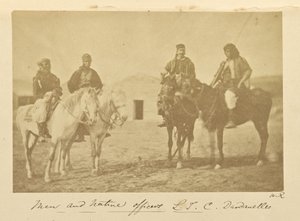 Homens e oficiais nativos L.T.C. Dardanelos de Dr. William Robertson
