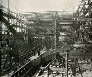 A construção de um navio de guerra: um cruzador de primeira classe em andamento na Thames Ironworks, c1897