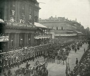 A procissão real: assessores de campo passando pelo United Service Club, c1897 de E. and S. Woodbury