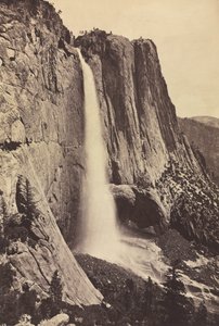 Yosemite Falls, 1868. de Eadweard Muybridge