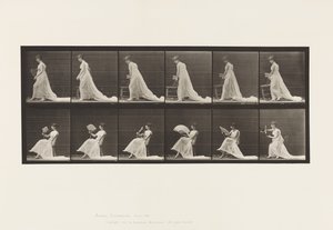Placa 242.Colocação de cadeira, sentado e flertando um ventilador, 1885 de Eadweard Muybridge