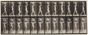 Placa 33. Andando, 14-lb. Cesta na cabeça, mãos levantadas, 1872-1885 de Eadweard Muybridge