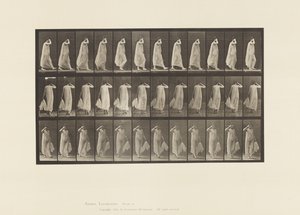 Placa 37. Andando, mão esquerda segurando vestido, mão direita no rosto, 1872-1885 de Eadweard Muybridge