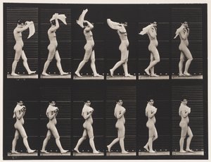 Foto 40. Caminhando, jogando o lenço sobre os ombros de Eadweard Muybridge
