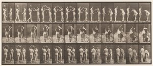 Placa 447. Dois modelos, 9 tirando água do ombro de 10 de Eadweard Muybridge