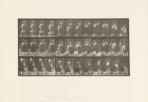 Placa 460.Frasco de barro no ombro e cesta na mão, 1885 de Eadweard Muybridge