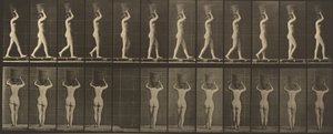 Placa número 34. Andando e carregando uma mochila de 15 libras. cesta na cabeça, mãos levantadas de Eadweard Muybridge