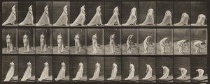 Prancha número 56. Caminhar, virar-se e curvar-se para levantar a cauda do vestido de Eadweard Muybridge