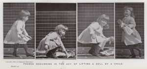 A Figura Humana em Movimento: Fases que ocorrem no acto de levantar um boneco por uma criança (foto a p/b) de Eadweard Muybridge