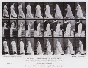 A Figura Humana em Movimento: Mulher, subindo uma escadaria (foto a p/b) de Eadweard Muybridge