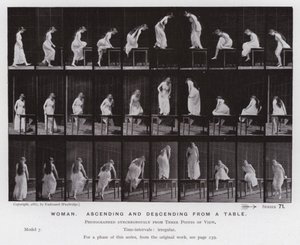 A Figura Humana em Movimento: Mulher, ascendente e descendente a partir de uma mesa (foto a p/b) de Eadweard Muybridge