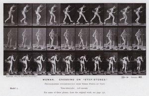 A Figura Humana em Movimento: Mulher, cruzando em "degraus" (foto a p/b) de Eadweard Muybridge