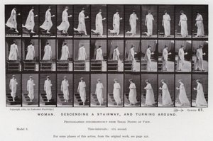 A Figura Humana em Movimento: Mulher, descendo uma escada e dando a volta (foto a p/b) de Eadweard Muybridge