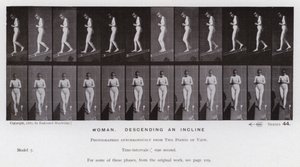 A Figura Humana em Movimento: Mulher, descendo uma inclinação (foto a p/b) de Eadweard Muybridge