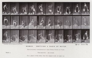 A Figura Humana em Movimento: Mulher, esvaziando uma bacia de água (foto a p/b) de Eadweard Muybridge