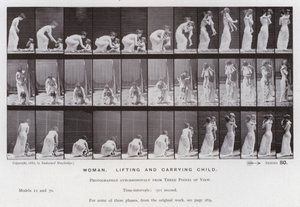 A Figura Humana em Movimento: Mulher, levantando e carregando criança (foto a p/b) de Eadweard Muybridge