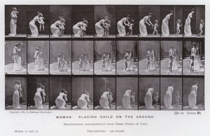 A Figura Humana em Movimento: Mulher, colocando a criança no chão (foto a p/b) de Eadweard Muybridge