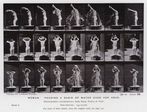 A Figura Humana em Movimento: Mulher, porando uma bacia de água sobre sua cabeça (foto a p/b) de Eadweard Muybridge