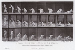 A Figura Humana em Movimento: Mulher, levantando-se de sentada no chão (foto a p/b) de Eadweard Muybridge