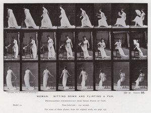A Figura Humana em Movimento: Mulher, sentada e flertando com um ventilador (foto a p/b) de Eadweard Muybridge