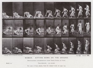 A Figura Humana em Movimento: Mulher, sentada no chão (foto a p/b) de Eadweard Muybridge