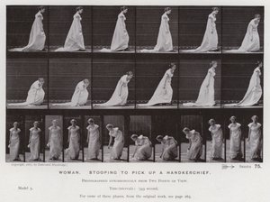 A Figura Humana em Movimento: Mulher, inclinando-se para pegar um lenço (foto a p/b) de Eadweard Muybridge