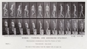 A Figura Humana em Movimento: Mulher, virando e subindo escadas (foto a p/b) de Eadweard Muybridge