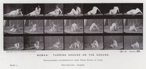 A Figura Humana em Movimento: Mulher, girando no chão (foto a p/b) de Eadweard Muybridge
