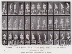 A Figura Humana em Movimento: Mulher, com um balde de água em cada mão, subindo escadas de Eadweard Muybridge