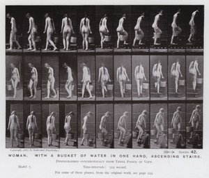 A Figura Humana em Movimento: Mulher, com um balde de água numa mão, subindo escadas (foto a p/b) de Eadweard Muybridge