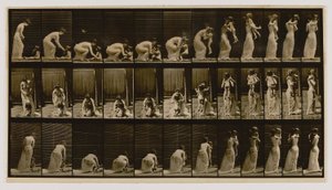 Mulher a levantar e a carregar uma criança, do livro Animal Locomotion de Eadweard Muybridge