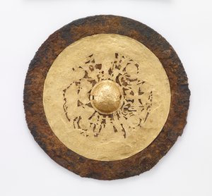 Espelho com a Rainha Mãe do Oeste (Xiwangmu) e Duque Pai do Oriente (Dongwanggong), 25-220 (ferro com folha de ouro e vestígios de seda)