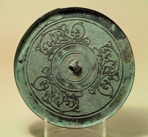 Espelho com Dragões de Entrelaçamento, Dinastia Zhou Oriental, Período dos Estados em Guerra, 475-221 aC (bronze)