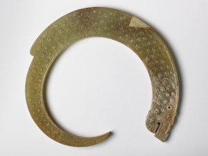 Pingente na forma de um dragão de curling (jade)