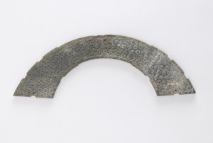 Placa fina cortada em arco de círculo, do tipo huang, Changsha, província de Hunan, do século IV a III aC (jade)