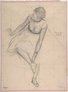 Dancer Adjusting Her Slipper, 1873 (grafite aumentado com giz preto e branco em papel rosa) de Edgar Degas