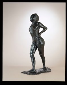 Dançarina em repouso, mãos nos quadris, perna direita para a frente, c. 1881-1890elenco 1919-1925. de Edgar Degas