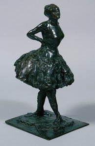Dançarina de vestido casual, as mãos nos quadris, a perna direita para a frente, fundida c.1919-21 de Edgar Degas