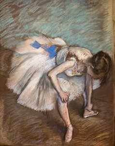 A dançarina sentada a massajar o pé. 1881-1883. Pastel sobre colas de papel pardo em papelão. de Edgar Degas