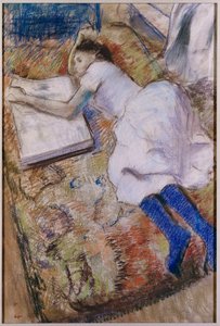 Moça esticada olhando para um álbum, c.1889 de Edgar Degas