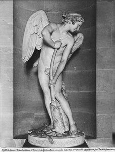 Cupido esculpindo seu arco do clube de Hércules, 1747-50 (ver também 346092) (mármore)