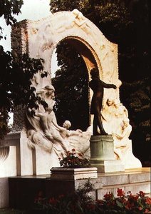 Monumento ao compositor austríaco Johann Strauss, o Jovem de Edmund Ritter von Hellmer