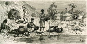 Mulheres na aldeia de Koumakhana lavam ouro, ao fundo, homens procuram ouro em galerias subterrâneas. Gravura de Riou, para ilustrar a história "Exploration du Haut-Niger (Haut-Niger)" (actual Mali) do Comandante Joseph Gallieni (1849-1916) da de Edouard Riou