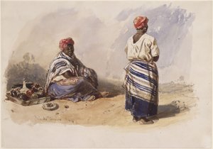 Duas vendedoras ambulantes de cor; uma sentada ao lado de uma bandeja, a outra de pé, vista de costas