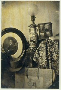 Natureza morta com retrato fotográfico de Asser, estereoscópio e portfólio