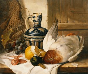 Um pato-real, um jarro, um limão descascado, uvas e camarões na borda drapeada, de Edward Ladell