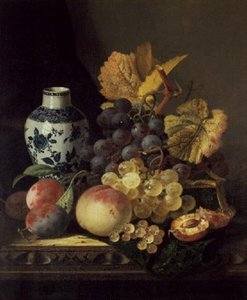 Uvas, Pêssegos, Ameixas e Groselhas com Vaso Azul e Branco