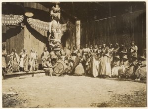 [Enfiada contra as paredes encontrava-se a multidão heterogénea de guerreiros e das suas esposas] de Edward S. Curtis