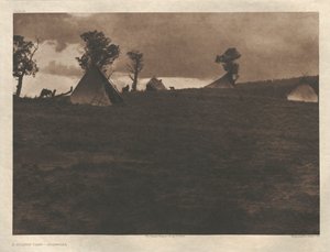 Portfolio I, Prato 24: Um acampamento no cimo da colina - Jicarilla de Edward S. Curtis