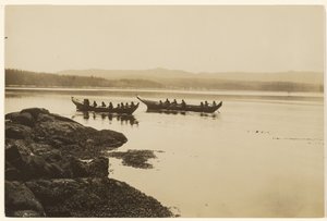 [Os guerreiros, jovens e idosos, lançaram as suas canoas] de Edward S. Curtis